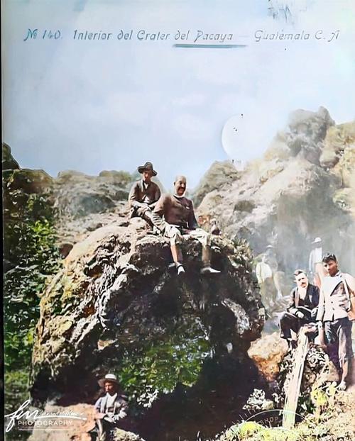 Fotografía de 1904 en el interior del cráter del volcán Pacaya. (Foto: Fb/Guatememorias)