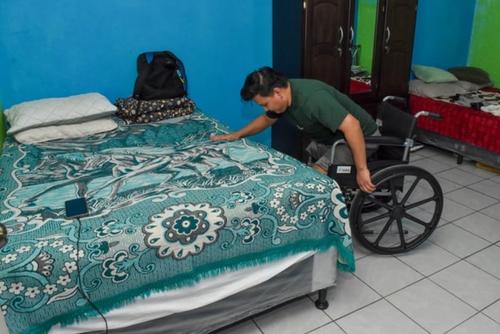 En su proceso de recuperación, Larkin Morales ha logrado a movilizarse dentro de su casa. (Foto: Estuardo Paredes/Colaborador)