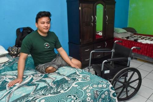 Sentado en su cama, Larkin Morales lamentó el otorgamiento de arresto domiciliario a favor de Carlos Ovidio Acevedo Navas. (Foto: Estuardo Paredes/Colaborador)