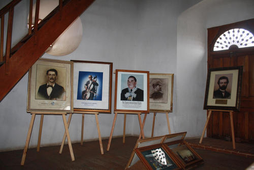 Retratos de personajes de la historia guatemalteca son parte de sus exhibiciones. (Foto: Alfonso Guárquez/Colaborador)