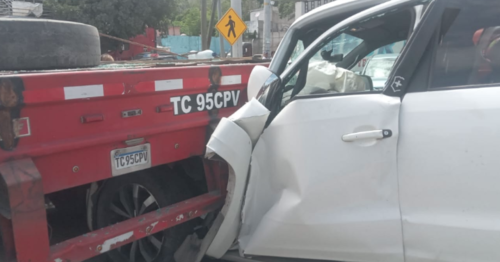 Parte delantera del pick up quedó bajo la estructura trasera del tráiler. (Foto: ASONBOMD)