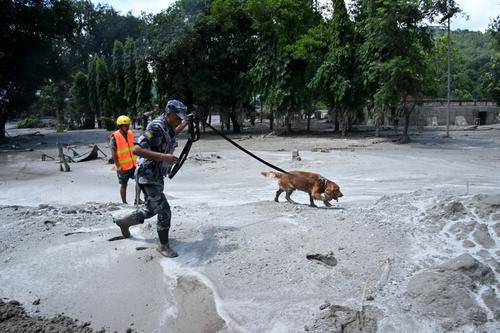Rescatistas buscan a los casi 1,400 desaparecidos tras la devastadora riada. (Foto: AFP)