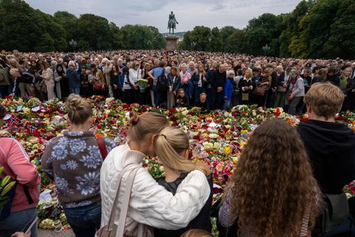 Miles de ciudadanos de Noruega han lamentado el fallecimiento del rey Harald V. (Foto: AFP)