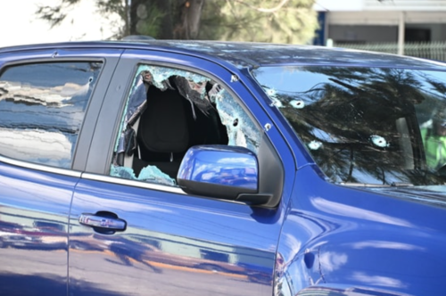 El vehículo quedó con varios impactos luego de haber sido atacado por personas desconocidas. (Foto: José Luis Pos)