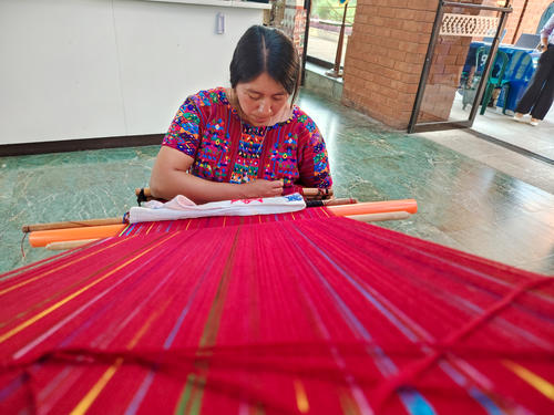 Banco Industrial, conversatorio, La Historia detrás del Tejido, traje indígena, historia, cultura, Guatemala, Soy502