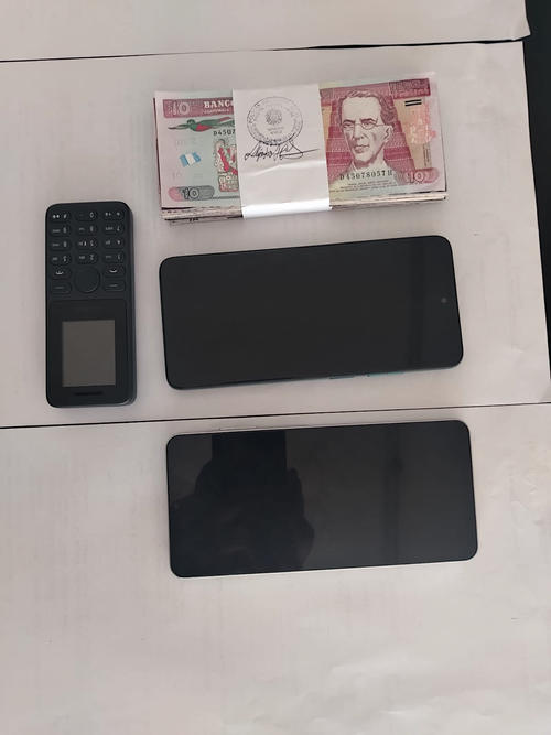Las autoridades incautaron el dinero de extorsión y celulares. (Foto: PNC)
