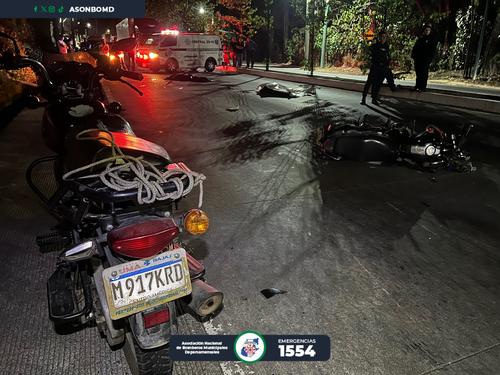 En el lugar se observan las motocicletas en las que se conducían las víctimas. (Foto: Asonbomd)