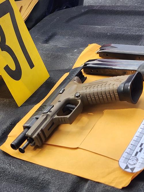 Dos armas de fuego fueron localizadas por los investigadores del Ministerio Público. (Foto: PNC)