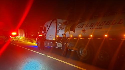 La cisterna estaba cargada con aproximadamente 4 mil galones de combustible. (Foto: PNC)