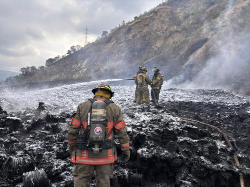 Bomberos realizaron maniobras para poder controlar las llamas. (Foto:CVB)