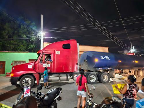 El tráfico por las comunidades con rutas alternas al puente Güijo, estuvo complicado durante la última semana. (Foto: Cortesía/Soy502)
