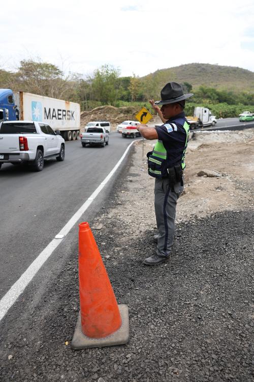 El CIV habilitó un paso provisional en kilómetro 111 de la ruta al Atlántico, tras el colapso del puente Güijo, en Zacapa. (Foto: CIV/Soy502)
