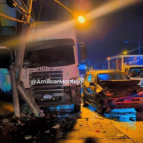 Un poste fue destruido por un camión luego de que este colisionara contra un vehículo liviano. (Foto vía: Amílcar Montejo)