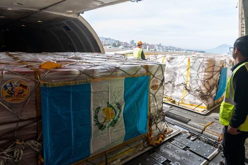 La ayuda humanitaria contiene kits de alimentos y de higiene personal. (Foto: Conred)