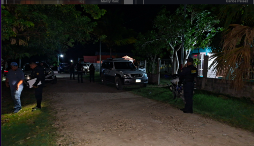 Autoridades acordonan una escena del crimen para realizar las diligencias correspondientes en Petén. (Foto: Carlos Peláez/Colaboración)