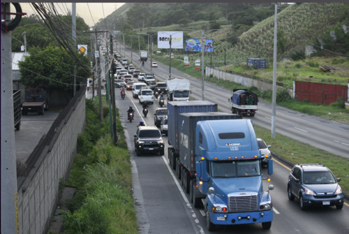 Atasco de domingo en el kilómetro 47 con filas que llegan hasta Amatitlán. (Foto: Edgar Pocón/Colaboración)