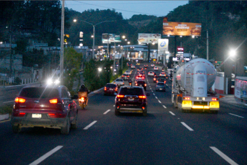 En Villa Nueva, del lado de la entrada a San Cristobal, se hace tráfico, pero circula normal un domingo en la tarde - noche. (Foto: Edgar Pocón / Colaboración)