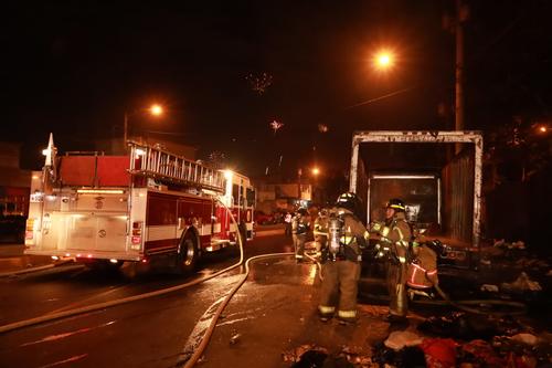 El camión recolector de basura sufrió daños materiales tras el incendio. (Foto: Bomberos Voluntarios)