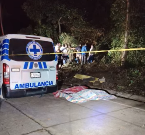 En el lugar quedaron tres personas fallecidas. (Foto: redes sociales)