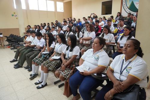 Aspirantes durante jornada informativa del proceso de admisión 2026. (Foto: CUDEP)