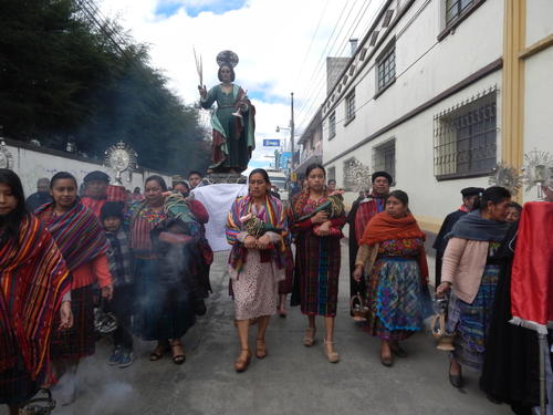 Las personas se acercan para agradecer las bendiciones obtenidas durante el año. (Foto: Carlos Sotz/Colaborador)