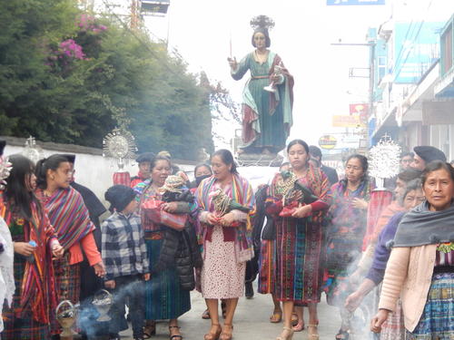 La imagen de Juan Evangelista y las tres águilas recorren las principales calles de la población. (Foto: Carlos Sotz/Colaborador)