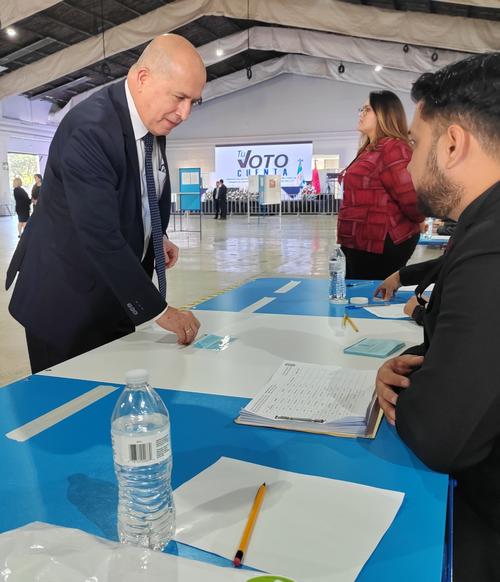 Néster Vásquez, magistrado de la Corte de Constitucionalidad, emitió su voto. (Foto: Guatemala Visible)