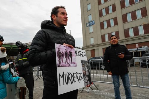 Manifestantes se presentaron a cercanías del tribunal con carteles y pancartas. (Foto: AFP)