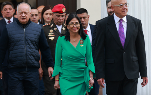 Delcy Rodríguez, presidenta interina de Venezuela, fue criticada por la opositora Corina Machado. (Foto: AFP)