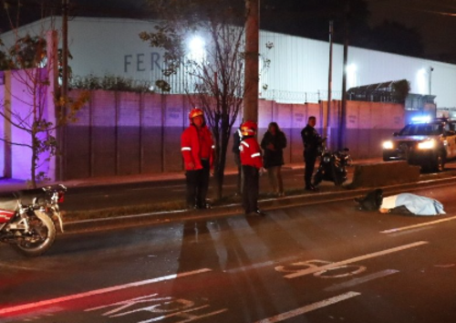 Los bomberos procedieron a llamar a las autoridades correspondientes para poder levantar el cuerpo de la cinta asfáltica. (Foto: CBM)