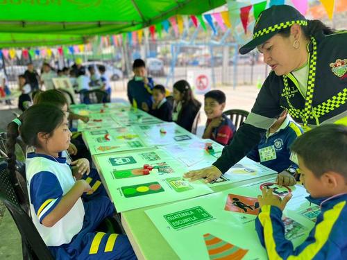 La Policía Municipal de Tránsito también ayuda a los menores a conocer las señales de tránsito. (Foto: Cortesía Municipalidad de Guatemala)