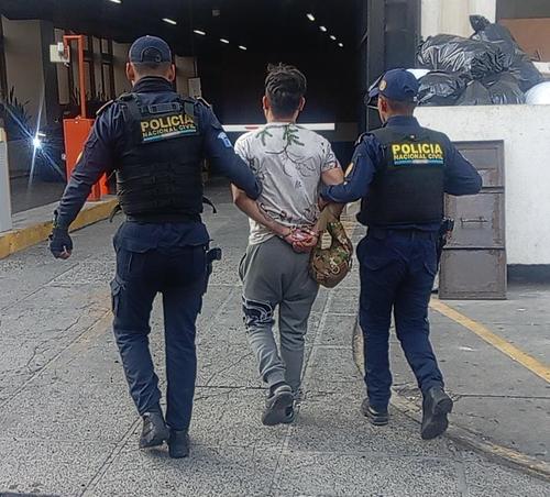 El capturado fue identificado por las autoridades como Walter “N”. (Foto: PNC)