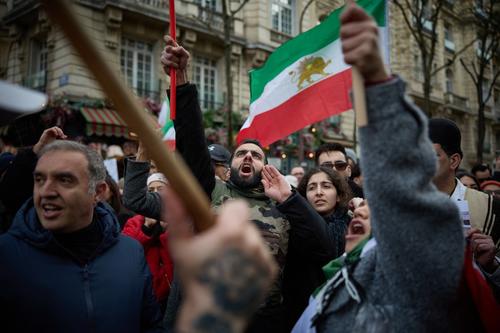 Manifestantes gritan consignas y ondean banderas de Irán anteriores a la revolución de 1979. (Foto: AFP)