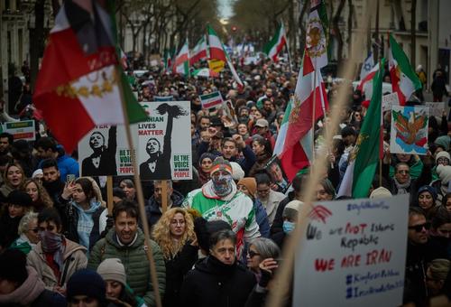 Manifestantes marchan por una calle durante una manifestación en París el 11 de enero de 2026 para apoyar las manifestaciones masivas que denuncian a la República Islámica de Irán. (Foto: AFP)