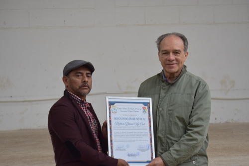 El doctor Daniel Mato (derecha), oriundo de Argentina, entregó un reconocimiento al artista Rubén Darío. (Foto: Edwin Gua/Colaborador)
