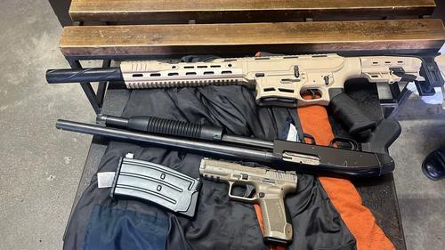 A los detenidos se les incautaron tres armas de fuego. (Foto: PNC)