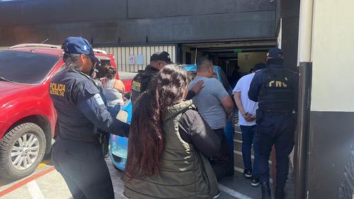 Dos hombres y dos mujeres fueron capturados tras el enfrentamiento armado. (Foto: PNC)