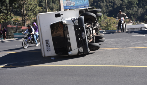 El camión quedó volteado a unos metros del incidente. (Foto: Pedro Sicajau/Colaborador)
