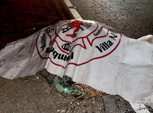 En la imagen se puede observar que debajo de la manta de los bomberos están las sábanas con las que trasladaron el cuerpo. (Foto: ASONBOMD)