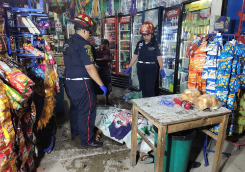 La víctima quedó tirada enfrente de los congeladores ubicados a un costado de la tienda. (Foto: Olga Vasquez/Colaboradora)