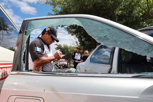 Uno de los vidrios fue destruido en su totalidad tras el ataque armado. (Foto: Bomberos Voluntarios)
