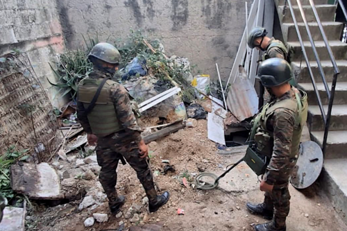 El artefacto fue detectado con ayuda de expertos del Ejército de Guatemala, en el patio de la vivienda. (Foto: Jorge Senté/Colaborador)