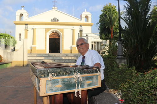 Eduardo Sologaistoa tiene más de 70 años de ejecutar la marimba. (Foto: Archivo)