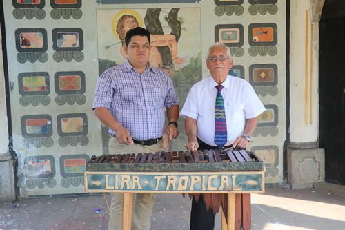 Su hijo ha seguido sus pasos y lo acompaña en la ejecución del instrumento. (Foto: Archivo)