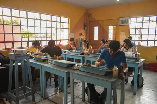 Numerosos estudiantes se integran a estos cursos gratuitos. (Foto: Cortesía Escuela Alfredo Gálvez)