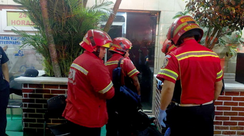 Municipales trabajaron por varios minutos por reestablecer los signos vitales de la víctima, pero fue imposible. (Foto: Jose Santizo/CBM)