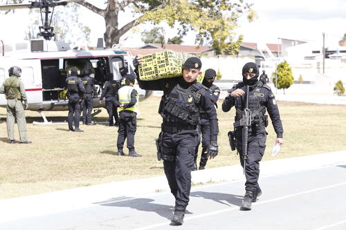 Los paquetes con la presunta droga fueron trasladados a la ciudad capital vía aérea. (Foto: Jorge Senté/colaborador)