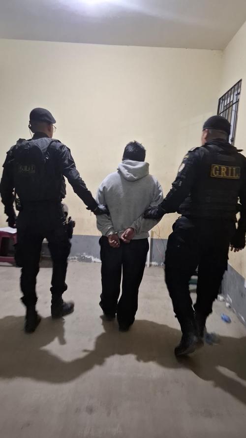 Agentes de la PNC trasladando al mayor de edad. (Foto: PNC)