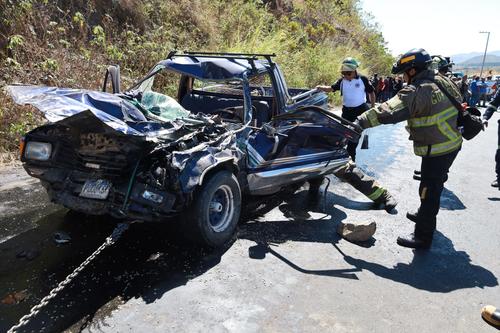 El picop sufrió serios daños materiales tras el fuerte accidente de tránsito. (Foto: Bomberos Voluntarios)