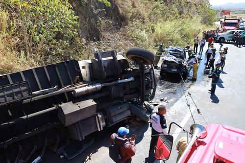 El camión quedó volcado sobre la cinta asfáltica. (Foto: Bomberos Voluntarios)